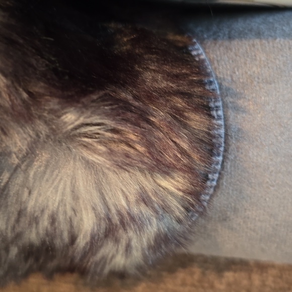 ISOTONER BRAND WOMEN'S GRAY AND BLACK FAUX FUR ANKLE BOOTS SIZE MEDIUM 7… - Picture 13 of 13